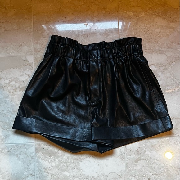 ALICE AND OLIVIA Reagan Faux Leather Shorts in Black | Size S (US 4-6) - Picture 4 of 8